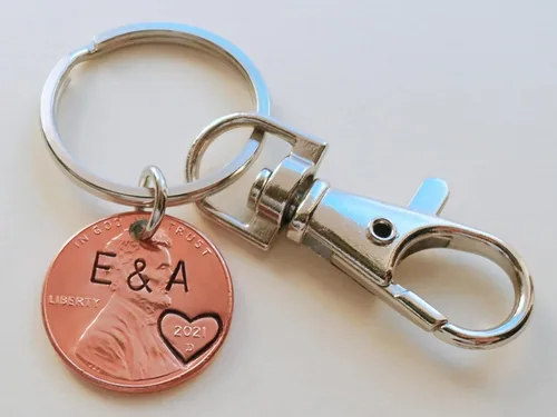 Vista 5 de Custom Hand Stamped 2 Personalized Penny Keychains, Anniversary Gift, Husband Wife Key Chain, Boyfriend Girlfriend Gift, Customized Couples Keychains