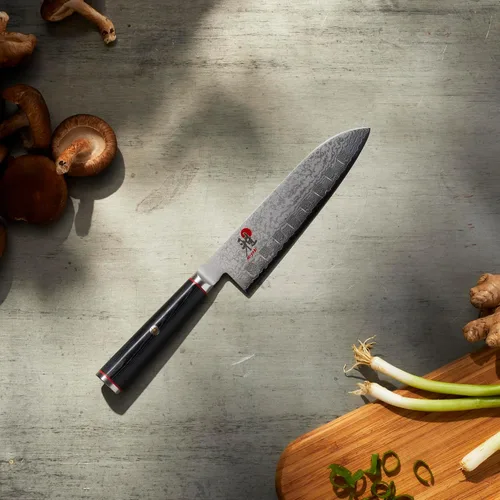 Vista 2 de Miyabi Kaizen - Cuchillo Santoku de borde hueco de 5.5 pulgadas