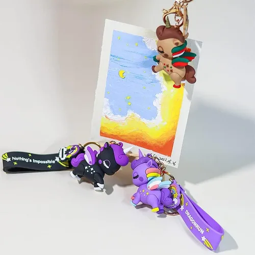 Vista 2 de BEXOA Bonito llavero de regalo de Navidad Mochila Kawaii de Año Nuevo con dije de unicornio de dibujos animados llavero de auto para mujeres