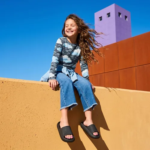Vista 7 de CUSHIONAIRE Feather-K Cloud Slides, EVA Waterproof Pool Sandals for Kids Negro