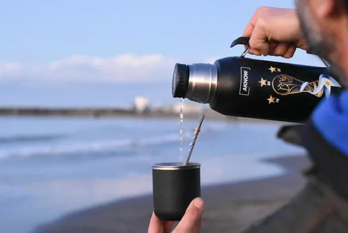 Vista 7 de Thermo Argentino mate agua Copa del Mundo Botella de acero inoxidable con bandera argentina 1LT (negro)
