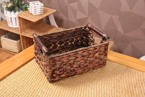 Vista 6 de Canasta de almacenamiento fabricada con jacinto de agua y asas de madera, para manualidades y artesanías. (RectánguloA-Mediano)