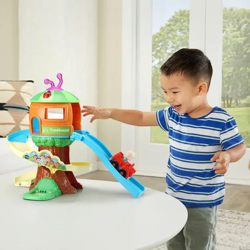 Vista 4 de VTech CoCoMelon Go! Go! Smart Wheels Set de Pista de Árbol Casa