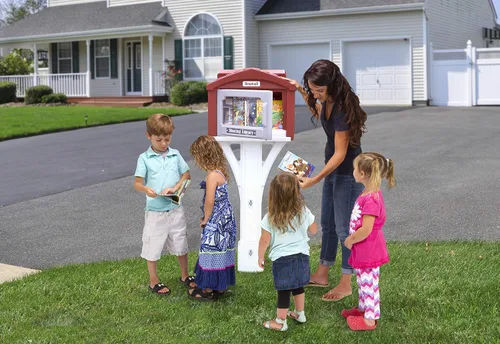 Vista 3 de Simplay3 Biblioteca compartida para uso al aire libre, Little Sharing Library para vecindarios, parques y escuelas - Marrón, fabricado en EE. UU
