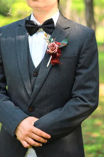 Vista 3 de Lookein Juego de 2 Boutonniere de Boda para Hombre Flores Artificiales Boutonniere de Boda para Novio y Padrinos para Ceremonia de Boda Aniversario