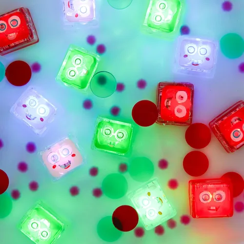 Vista 3 de Paquete de cubos luminosos activados por agua Glo Pals para juego sensorial – Paquete de 12 (Holly Jolly)