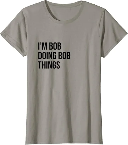 Vista 46 de Camiseta con texto en inglés "I'm Bob Doing Bob Things" Asfalto