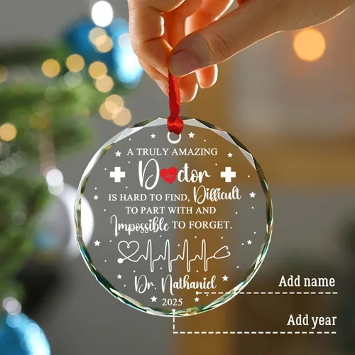 Vista 2 de Un médico verdaderamente asombroso es difícil de encontrar Adornos de vidrio, Adorno de Navidad personalizado de agradecimiento al médico 2025