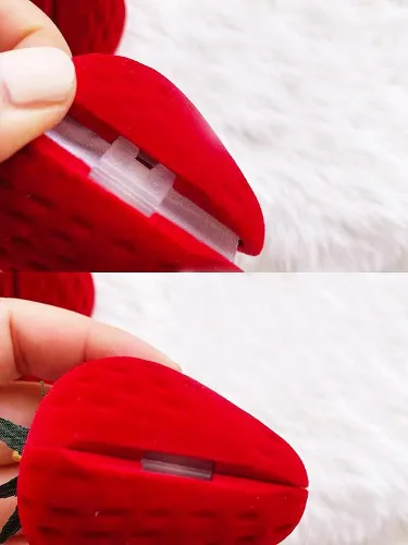 Vista 3 de Wowagoga Caja de anillo de fresa en forma de fresa anillo de terciopelo caja de almacenamiento de joyería caja de regalo, anillo pendientes joyería