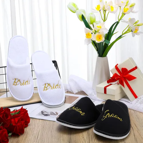 Vista 4 de Janmercy 2 pares de pantuflas de boda para novio, novia para boda, pantuflas personalizadas para ducha, regalos de fiesta de novia, blanco y negro