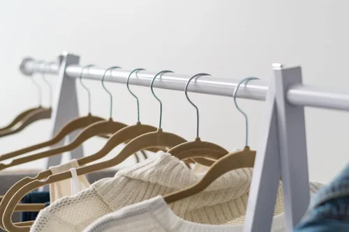 Vista 6 de Iris USA Perchero de metal de pie, blanco Adds storage space for clothing, shoes, and accessories with an open design