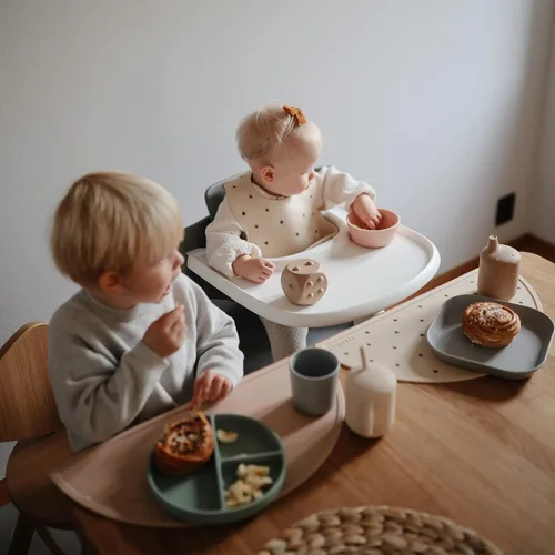 Vista 5 de mushie Mantel individual de silicona para niños, diseño antideslizante sin BPA (margarita negra)