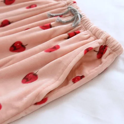 Vista 3 de RICHTRUE Pantalones de pijama peludos de fresa para mujer, pijamas kawaii, lindos pantalones de pijama para mujer, pantalones de pijama preppy