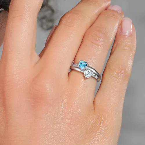 Vista 4 de Anillo solitario de plata de ley 925 con forma de corazón, topacio azul suizo y piedra gema, moissanita creada por King (1.05 quilates), Metal Gema