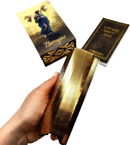 Vista 4 de La Muci Tarot barroco de lámina dorada - Baraja de 78 cartas con guía para principiantes, bordes dorados y obras de arte únicas