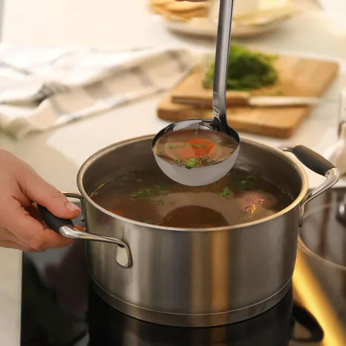 Vista 2 de Cucharas de servir de acero inoxidable: cuchara de mango largo resistente, cucharas grandes de 10 onzas con orejas colgantes, suministros de cocina