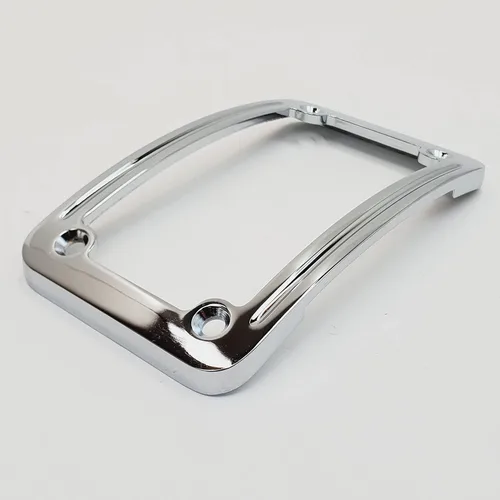 Vista 3 de Marco de matrícula curvado cromado, montaje con placa de montaje de 3 agujeros para modelos Harley, para motocicletas de EE. UU. de 7 x 4 pulgadas