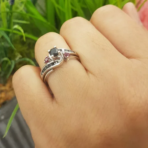 Vista 5 de Dazzlingrock Collection Juego de anillos de compromiso de oro de 10 quilates con diamantes negros y rubí rojo para mujer