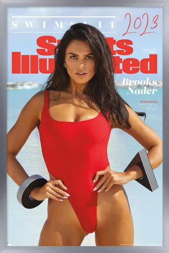 Vista 11 de Trends International Sports Illustrated: Swimsuit Edition - Books Nader Cover 23 Póster de pared, 22.4 pulgadas de largo x 14.7 W, versión enmarcada
