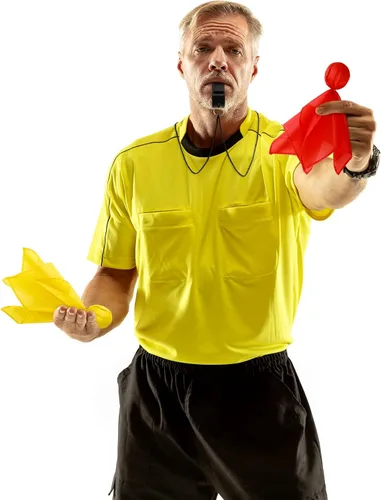 Vista 7 de Skylety Juego de 12 banderas de penalti de fútbol, 8 banderas de fútbol rojas y amarillas para accesorios de fiesta y 4 silbatos deportivos