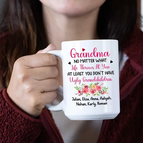 Vista 3 de Taza de café con texto en inglés "Grandma No Matter How Hard Life Gets At Least You Do Not Have Ugly Grandchildren - Taza de café para abuela, taza