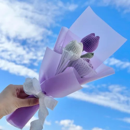 Vista 4 de JOMODECOR Ramo de flores de tulipán de ganchillo hecho a mano, flores artificiales tejidas para siempre con exquisita envoltura, regalo para novia