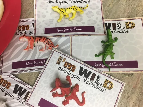 Vista 7 de ValeforToy 54 Figuras de animales pequeños de la jungla con caja de regalo. Juguetes para regalar en fiestas para niños, infantes.