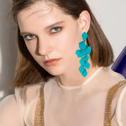 Vista 5 de XYAYOU - Aretes colgantes de pétalos acrílicos, aretes largos de flores de rosa para mujeres y niñas, aretes de flores acrílicas bohemios para fiesta