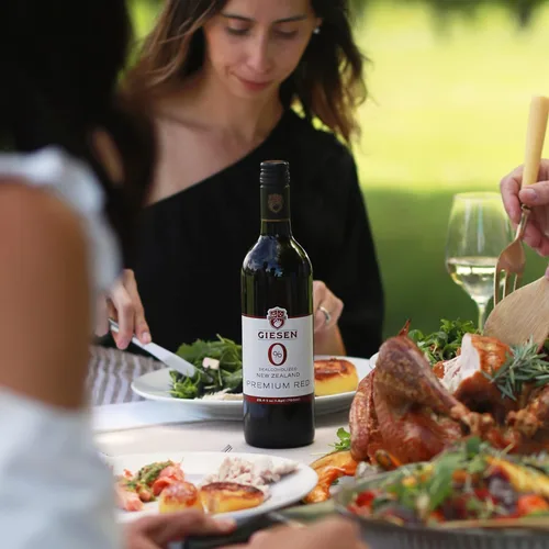 Vista 4 de Giesen 0% rojo premium sin alcohol, Nueva Zelanda, aromas delicados, elaborado con uvas Merlot y Cabernet Franc, 25.4 fl oz