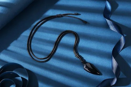 Vista 2 de MAIBAOTA Collar con colgante para hombre, collar de cuerda negra ajustable, collar de piedra de cristal de obsidiana negra, joyería para hombre