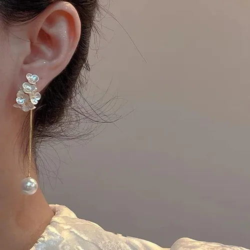Vista 3 de Aretes colgantes de perlas blancas de plata de ley 925 con flecos largos y pétalos, aretes colgantes para mujer