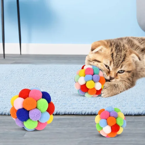 Vista 5 de TUSATIY Pelotas de juguete para gatos con campanilla, 3 piezas, coloridas bolas suaves y peludas con campanilla integrada para gatos, juguetes