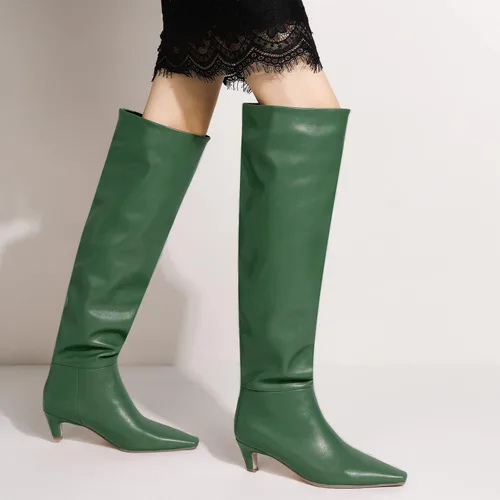 Vista 6 de MOOMMO Botas altas de tacón de gatito sobre la rodilla para mujer, punta cuadrada, de cuero mate, de meter de pantorrilla ancha, plisadas, tacón