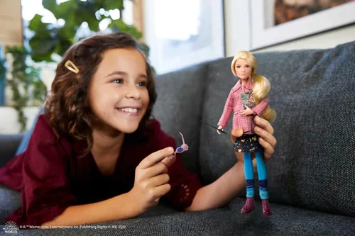 Vista 2 de Mattel Juguete coleccionable de Harry Potter, muñeca Luna Lovegood y accesorios, aspecto característico con Quibbler y Spectrespecs
