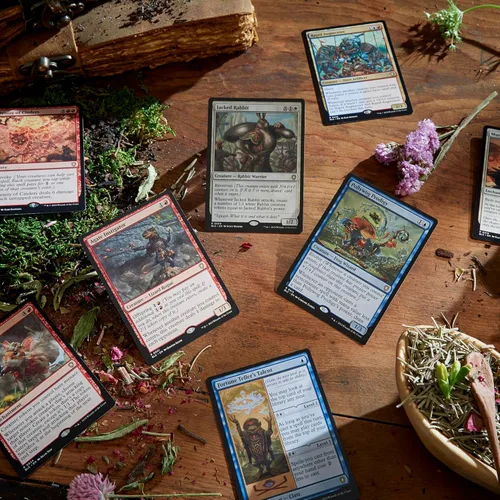 Vista 5 de Magic: The Gathering Bloomburrow Commander Deck - Family Matters (mazo de 100 cartas, paquete de muestra de 2 cartas para coleccionista + accesorios)