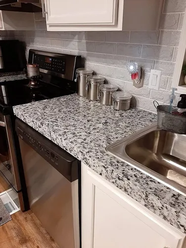 Vista 4 de Teemall Vinilo autoadhesivo con aspecto de granito blanco claro, película de mármol, para encimera de cocina (17.7 x 98 pulgadas)