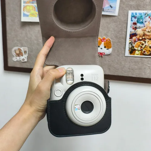 Vista 4 de Funda protectora compatible con cámara Fujifilm Instax Mini 12 de película instantánea con bolsillo para accesorios y correa ajustable (negro)