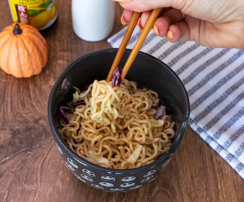 Vista 4 de The Nightmare Before Christmas Disney Jack Skellington Faces - Juego de vajilla de cerámica japonesa Incluye cuenco de fideos ramen de 20 onzas