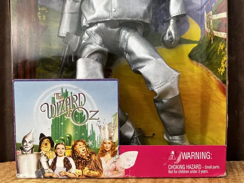 Vista 3 de Barbie Ken como el hombre de hojalata en el mago de Oz