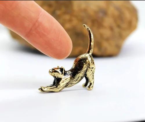 Vista 2 de Figura de gato estirada fundida a mano en latón, pequeño gatito, regalo coleccionable para amantes de los gatos, pequeña baratija decorativa de metal