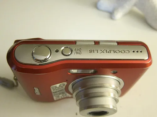 Vista 4 de Nikon Coolpix L18 - Cámara digital de 8 MP con zoom óptico 3x (rojo rubí)