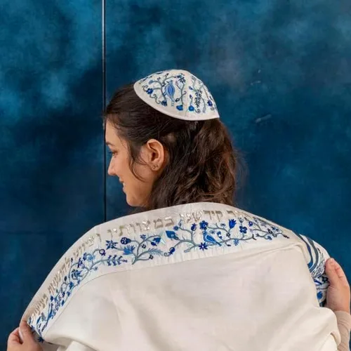Vista 6 de Yair Emanuel Kipá Yarmulkes & Sombrero Yemenita Judaica Bordado Kipá Azul Flores y Pájaros (Paquete)