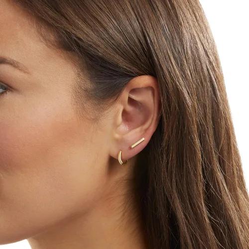Vista 2 de Tienda Essentials - Juego de aretes y aro de oro de 14 quilates o plata de ley