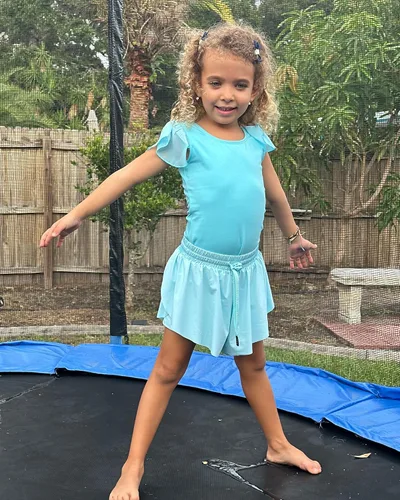 Vista 2 de Stelle Pantalones cortos fluidos con bolsillos para niñas, falda atlética para correr, cintura alta, mariposa, 2 en 1, pantalones cortos deportivos