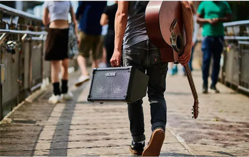 Vista 5 de Roland Cube Street II Amplificador estéreo portátil alimentado por batería Ideal para artistas callejeros Soporta micrófonos, instrumentos