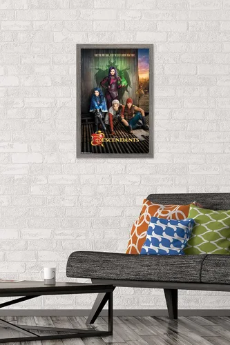 Vista 2 de Disney Descendants - Póster de pared de Key Art, 22.4 pulgadas de largo x 14.7 pulgadas de ancho, versión enmarcada de madera de granero