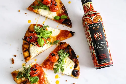 Vista 2 de Castillo de Canena Harissa Aceite de Oliva Virgen Extra Infundido Picante y Aromático (8.5 fl oz) Aceitunas Arbequinas Españolas