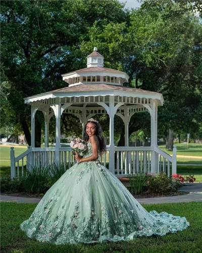 Vista 4 de Zhangyo Vestidos de quinceañera de flores 3D sin tirantes con apliques de tren de tul dulce 16 vestidos con cuentas vestido de quinceañera hinchado