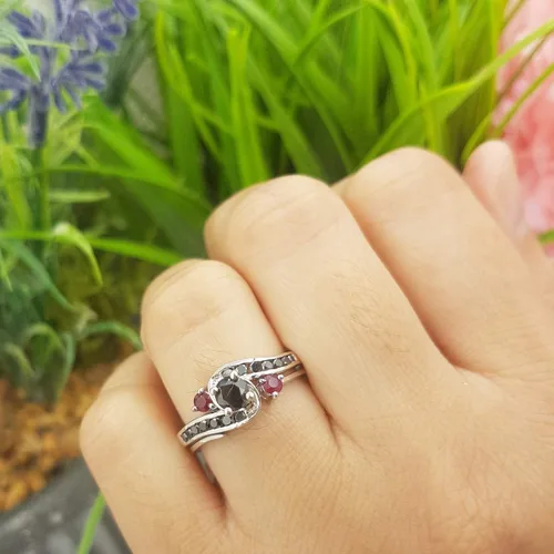 Vista 4 de Dazzlingrock Collection Juego de anillos de compromiso de oro de 10 quilates con diamantes negros y rubí rojo para mujer