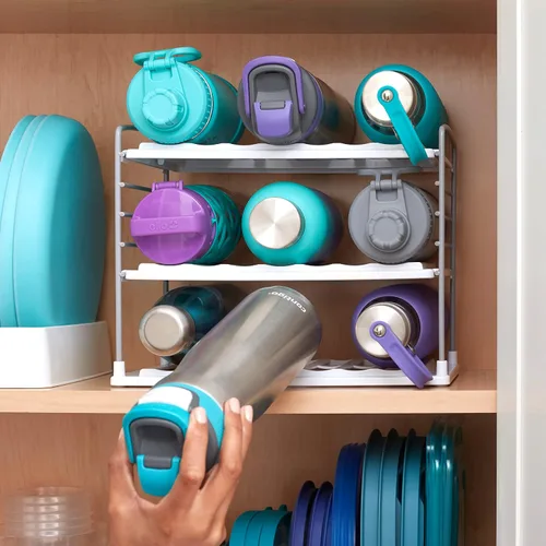 Vista 5 de YouCopia UpSpace Organizador de Armario para Botellas de Agua y Tazas de Viaje, Estante de Almacenamiento Ajustable para Organización de Cocina, 3